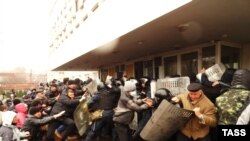 Штурм пророссийскими активистами здания городской мэрии в Мариуполе