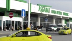 Türkmenistana baranlaryň mobil telefonlary aeroportda barlanyp soraga çekilýär