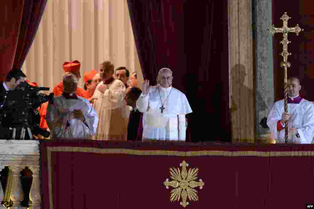Novoizabrani papa Franja I, Jorge Mario Bergoglio iz Argentine, na balkonu bazilike Sv. Petra