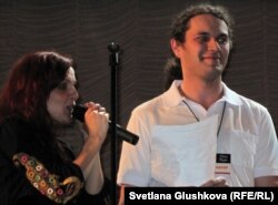 Мария Макарова солистка группы "Маша и Медведи" и организатор благотворительного концерта Николай Ануфриев. Астана, 31 марта 2012 года.