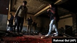 Աֆղանստանցի լրագրողներն արձանագրում են ահաբեկչական պայթյունի արյունալի հետևանքները, Քաբուլ, 28-ը դեկտեմբերի, 2017թ. 