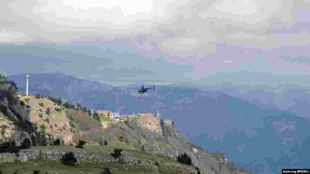 Вертолет над Ай-Петри, внизу виден серпантин
