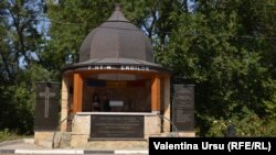Fîntîna de la granița Varnița-Bender cu numele celor care au murit în 1992.
