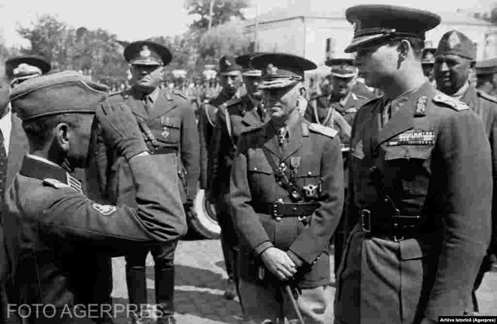 Regele Mihai și mareșalul Ion Antonescu pe frontul de Est, în 1941, posibil în apropierea Odesei.&nbsp;