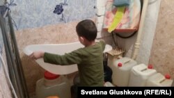 Сын Адилбека Мейрамова в ванной комнате. Астана, 28 декабря 2015 года.