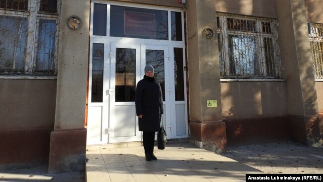 Надежда Позднякова возле Балаковского районного суда