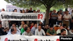 Armenia -- Members of the Armenian Revolutionary Federation protest against controversial Turkish-Armenian agreements on September 15, 2009.