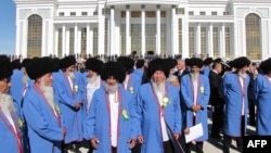 Türkmen ýaşulylary maslahata taýýarlanýar. Arhiw suraty. Illýustrasiýa.