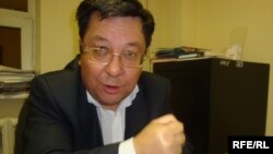 Журналист Өтепберген Әлімгерейұлы, 1986 жылғы Желтоқсан оқиғасы кезінде Алматы жоғары партия мектебінің тыңдаушысы. Атырау, 16 желтоқсан 2009 жыл.