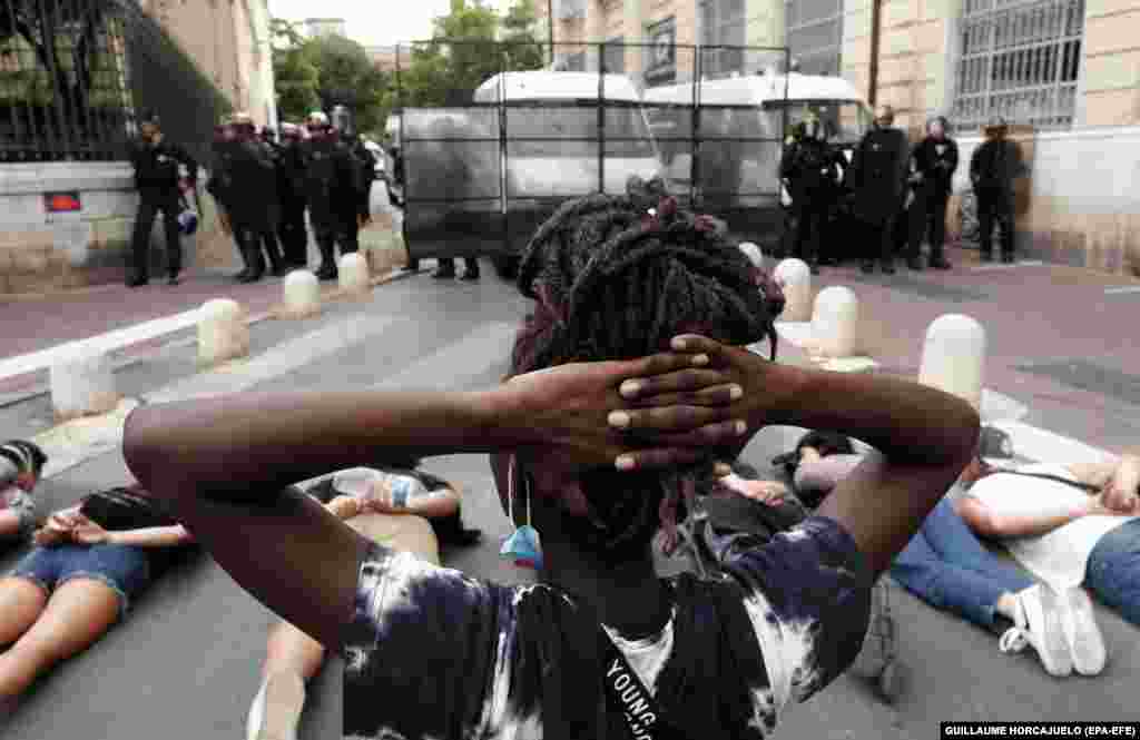 Протестувальники беруть участь у демонстрації на підтримку протестів у США після смерті Джорджа Флойда, а також, щоб вшанувати пам&#39;ять Адама Траоре, 24-річного чорношкірого француза, який загинув у 2016 році внаслідок дій поліції під час несанкціонованого мітингу.&nbsp; Монпельє, Франція, 3 червня 2020 року