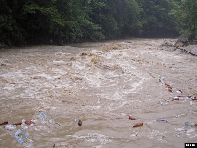 Вода несе з гір пляшки, Івано-Франківська область, 25 липня 2008