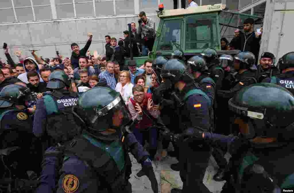 Civilna garda sprečava glasanje u mestu Sant Julia de Ramis u Kataloniji.