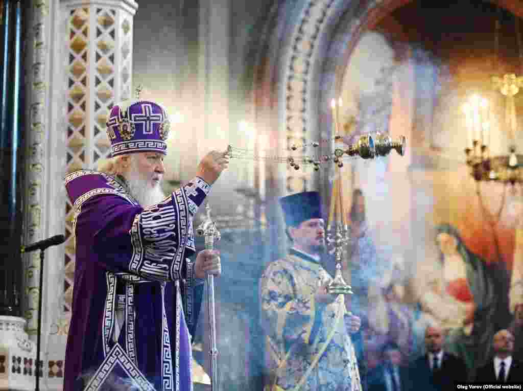РУСИЈА - Поглаварот на Руската православна црква, патријархот Кирил, е во карантин откако бил во контакт со лице заразено со коронавирус. На веб-страницата на Руската православна црква денеска беше објавено писмо од патријархот Кирил во кое тој објасни зошто не е во можност да учествува во молитвите по повод Денот на Свети Сергиј Радонежски.