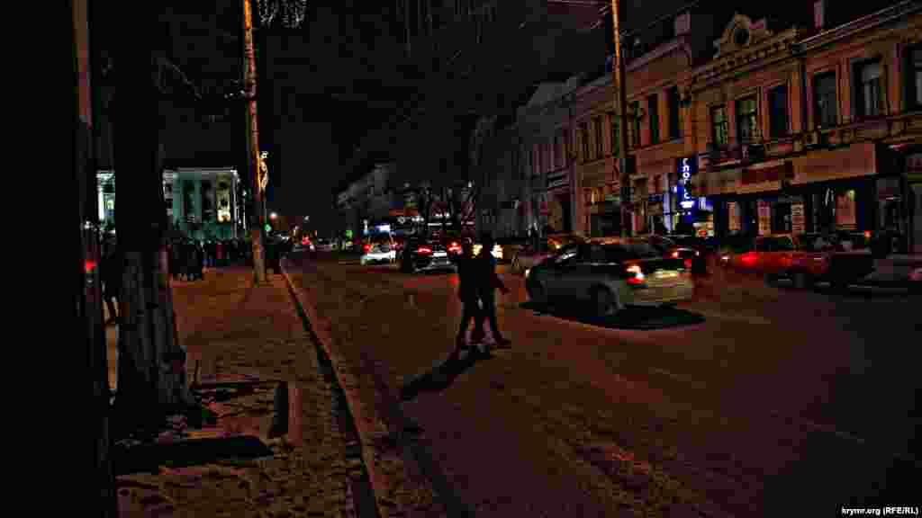 О пів на першу ночі все вуличне освітлення центру міста повністю відключили.