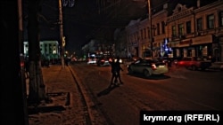 В новогоднюю ночь уличное освещение в Симферополе оставляло желать большего.
