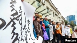 Монголы протестуют у Министерства иностранных дел в Улан-Баторе против плана Китая ввести обучение только на китайском языке в школах в соседней китайской провинции Внутренняя Монголия, 31 августа 2020 года
