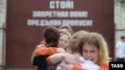 Прихильники опозиції, які були затримані в ряді антиурядових протестів, зустрілися зі своїми сім'ями, Білорусь, 13 липня 2011 року