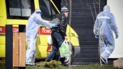 Дәрігерлер коронавирус ауруына шалдыққан науқасты ауруханаға алып келіп жатыр. Көрнекі сурет.