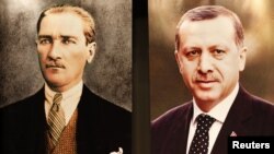 Portreti Mustafe Kemala Ataturka i Redžepa Tajipa Erdogana