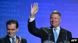 Președintele României, Klaus Iohannis, împreună cu premierul Ludovic Orban, la o întâlnire a liberalilor. 10 noiembrie 2019