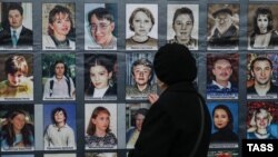 Фотографии жертв теракта на Дубровке в Москве в 2002 году