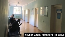 Пациенты в ожидании врача в севастопольской городской больнице №2, иллюстрационное фото 