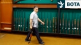 Një punëtor duke mbajtur një pushkë automatike në një sallë ekspozitash të fabrikës së armëve Zastava, në Kragujevc, më 8 maj 2013.