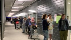 Покупатели в очереди у супермаркета соблюдают правила дистанцирования. Веллингтон, 11 августа 2020 года.