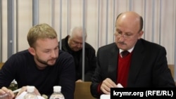Адвокаты Андрей Юровский (л) и Владимир Высоцкий​ (п)