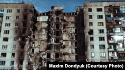 Цей будинок був зруйнований під час ракетного обстрілу з боку російських гібридних сил. Лисичанск, Луганська область, 15 грудня 2014 року