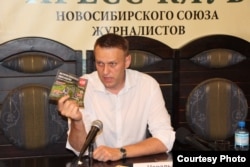 Алексей Навальный рассказывает жителям Новосибирска о нравах российского политического класса