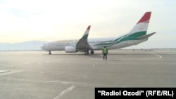 Самолет таджикской авиакомпании «Сомон Эйр» (Somon Air), прилетевший 10 февраля в аэропорт Ташкента. 