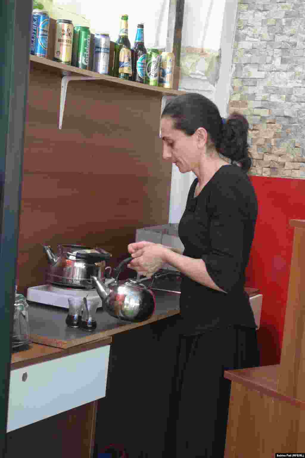 Abhazia, Georgia 2016: Ceaiul se pregătește în stil oriental ca în Turcia, Suhumi
