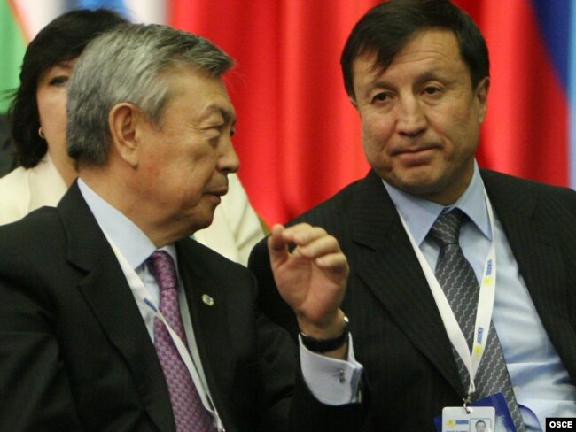 Ädilbek Jaqsıbekovtiñ qorğanıs ministri kezinde Wlttıq qauipsizdik törağası Nwrtay Äbiqaevpen söylesip otırğan sureti. Astana, 1 jeltoqsan 2010 jıl.