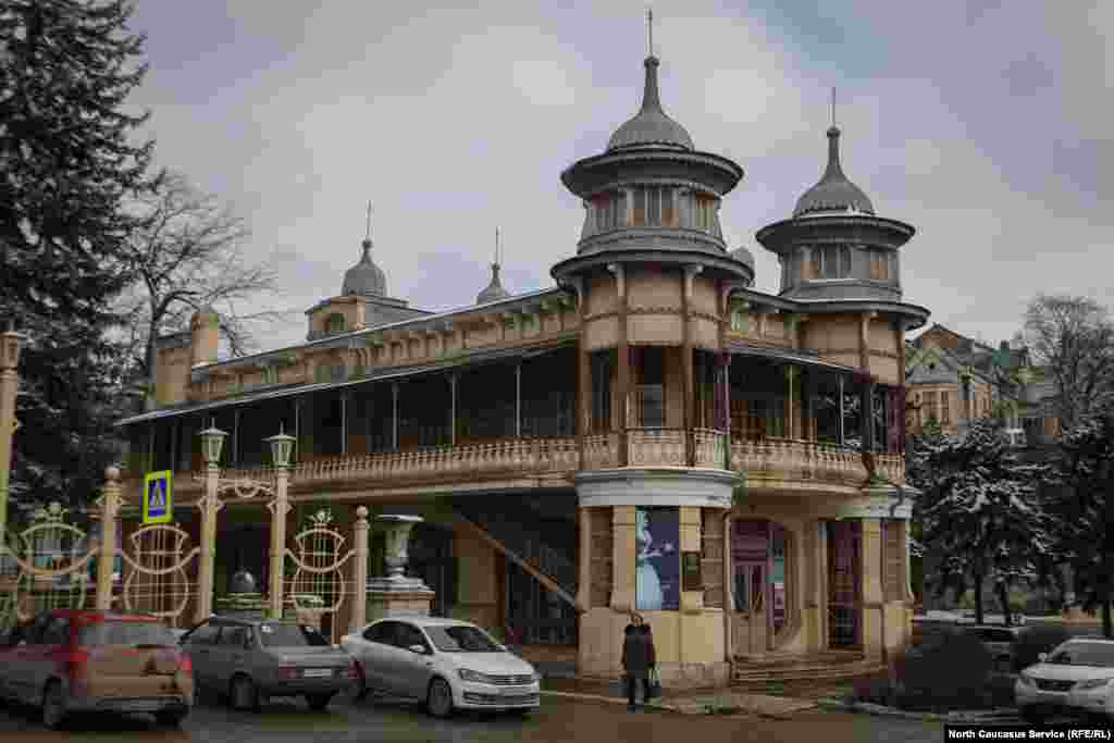 Кофейня Гукасова, вход в парк &quot;Цветник&quot;. Здание было построено в 1909 году по проекту&nbsp; архитектора Гущина, первоначально там находилась кофейня с кондитерской