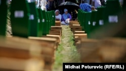 Nepotrebna politizacija postupka za reviziju presude (na fotografiji ukop žrtava genocida u Srebrenici)