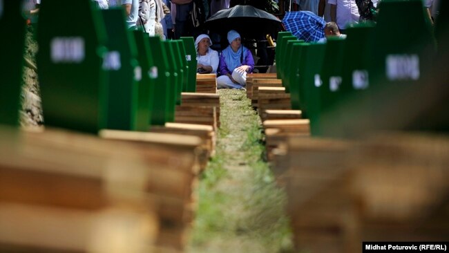 Nepotrebna politizacija postupka za reviziju presude (na fotografiji ukop žrtava genocida u Srebrenici)