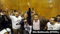 أنصار مبارك يرقصون فرحا بعد تبرئة نجليه وشفيق في قضية أرض الطيارين