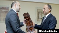 Министр обороын Армении Сейран Оганян (справа) и заместитель министра обороны Грузии Михаил Дарчиашвили (слева), Ереван, 29 января 2014 г. (Фотография - пресс-служба Министерства обороны Армении)