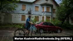 Воду возять у пляшках на велосипедах