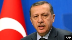 Türkiýäniň premýer-ministri Rejep Taýyp Erdogan: “Häzir atyşyklaryň bes edilmegi kepillendirilip, Kaddafiniň tarapdarlary Liwiýanyň günbatar welaýatlarynda gabawda saklaýan şäherlerinden çekilmeli" diýdi, Ankara, 7-nji aprel.