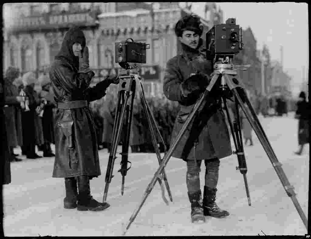 Фотограф Leslie&#39;s Weekly Дональд Томсон (слева) и мужчина в американской военной форме фотографируют при морозе в Екатеринбурге в восточной России в 1919 году.
