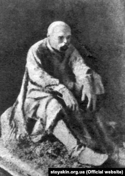 Таким було скульптурне зображення Тараса Шевченка, що його встановили в Москві 3 листопада 1918 року. Зображення пам’ятника друкувалося навіть на тодішніх радянських поштових картках