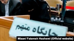 د ایران سترې محکمې حکم کړی چې "امیر رحیمپور" له دې کبله چې هڅهیې کوله چې د ایران د اټمي پروګرام په اړه معلومات امریکا ته ورکړي، اعدام شي.