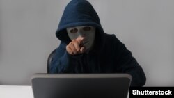 Хакер в маске, иллюстративное фото