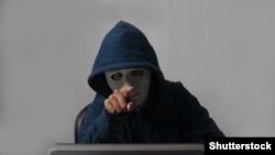 Хакер в маске, иллюстративное фото 