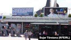 Bilbordet e partive politike të vendosura në Prishtinë