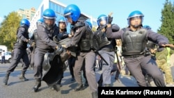 Задержание активиста на протестной акции в Баку, 19 октября 2019 г.
