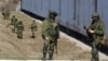 Російські військові без розпізнавальних знаків (так звані «зелені чоловічки») у Перевальному під час окупації Криму, 3 березня 2014 року