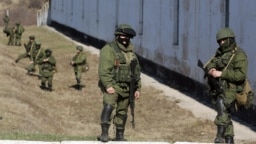 Російські військові без розпізнавальних знаків (так звані «зелені чоловічки») у Перевальному під час окупації Криму, 3 березня 2014 року